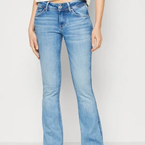 Pepe Jeans - Säljer dessa lågmidjade flare jeansen från pepe jeans i storlek w31/M. De är endast använda fåtal gånger men en liten del har gått sönder (se bild), men är lätt att laga. Nypris är 1185kr🩷 Kan gå ner i pris vid snabb affär!