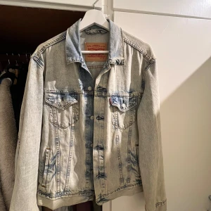 Levis jeans jacka - Nästan oanvänd Begagnad jeans jacka från Levis.   Storlek M  Om ni vill ha exakta mått eller andra frågor, släng iväg ett meddelande!!