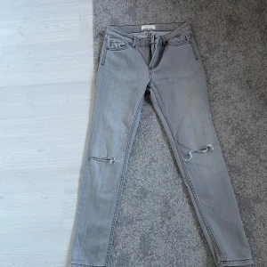 Jeans  - Jeans från stradivarius, de som helt nya par jeans. Super sköna och bekväma. Dem är lite lowrisde vilket är super fint 💓de står storlek 38 på dem, jag är en 32/34 och de passar mig 
