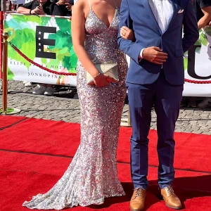 Balklänning  - Balklänning från dressroomlinné, storlek xs/32 men passar även mig 36/38, ställbara axelband. Använd två baler, fint skick. Nypris 5000