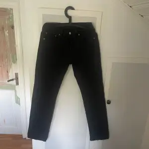 Svarta levis jeans i modellen 501 Nypris 1099kr mitt pris 225kr  Storlek W29/L32 Skick 6/10 har små defekter kom privat för fler bilder