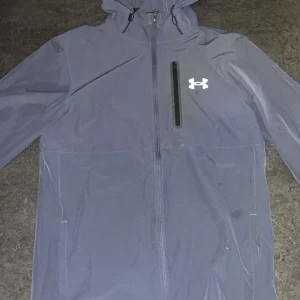 Under armoure  - Fin blå under armour jacka som är ganska sällsynt har inte sett den här k butik på ett tag den är i storlek M passar till allt bekväm och lätt att ha på sig 