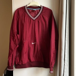 Nike vindjacka - Skitball nike-jacka! XL men sitter fint oversized på mig som har S/M. D små fläckar på den rn men borde gå bort i tvätten. Tror det är en vindjacka men vet inte om den är gjord för det😌Oavsett unik och väldigt snygg! Går att diskutera pris!