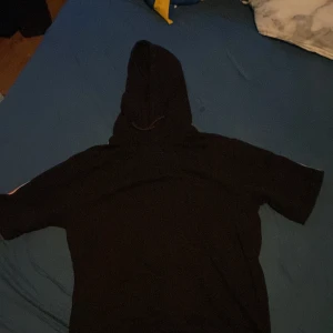 Jake and Jones tröja  - Jake snd jones hoddie som har korta armar o som är helt ny, storlek L men passar M/S