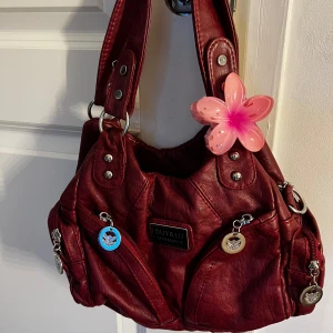 Super fin Röd Väska - Köptes på marknad i Italien, men kommer inte till användning då jag har så många andra väskor. Kommer också med ett längre band. 🥰