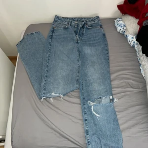 Jeans - Slitna jeans från BikBok  Regular Wide Storlek: 26 längd: 32
