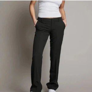 lågmidjade kostymbyxor  - lågmidjade kostymbyxor från bikbok. använda fåtal gånger 