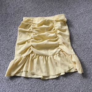 KJOL - gul skjol från gina tricot!
