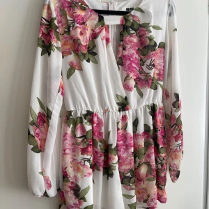 Blommig byxdress  - Byxdress ifrån DM retro. Använd fåtalet gånger, men är i gott skick. ✨🌸  Storlek S
