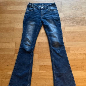 Snygga jeans - Snygga bootcut jeans med vit söm🫶