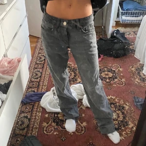 Grå lågmidjade jeans från zara - Jättesnygga lågmidjade jeans från zara i strl 32.
