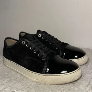 Lanvin skor - Hej! Vi säljer nu dessa snygga och eftertraktade Lanvin skor. Skorna är i nyskick 10/10. Box, dustbag, kvitto och extra skosnören medföljer. Hör av dig vid frågor!