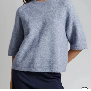 Other stories stickad tshirt  - Other stories tröja i gott skick, använd ca 5 ggr. Storlek xs💕 ny pris ca 800, jag säljer för 400