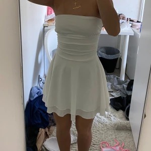 Klänning  - Ass härlig klänning, köpte den på shein för 150kr men den är av superbra material. Jag har använt den 1gång så den är i helt nytt skick