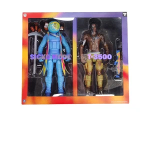 SICKO MODE och T-3500 actionfigurer - Ett set med två actionfigurer, SICKO MODE och T-3500. SICKO MODE-figuren är klädd i en blå dräkt med regnbågsfärgade detaljer och en hjälm med en färgglad skärm. T-3500-figuren har en brun överkropp och gula byxor, med detaljer som liknar tatueringar på kroppen. Setet innehåller även olika tillbehör som vapen och verktyg. Den är inte öppnad helt ny. FORTNITE PÅ TOPP!