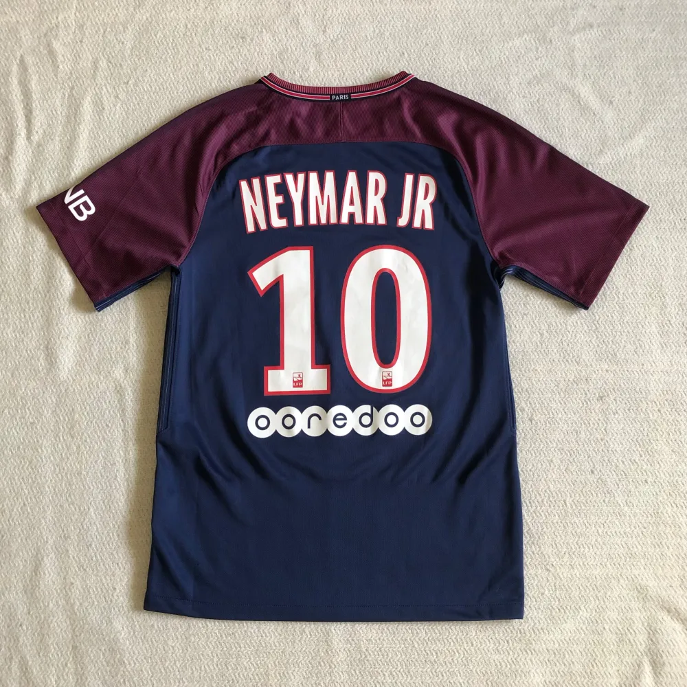 Säljer PSGs hemmaställ från säsongen 17/18 med Neymar på ryggen. Tröjan är äkta och i mycket bra och har endast en reva (hör av dig för bild).  Tveka inte på att höra av dig vid minsta fråga eller fundering!. Sportswear.