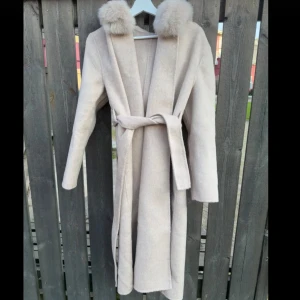 Kappa  - Oanvänd ullkappa i storlek M! Gjord på ull & kashmir, med rävpäls på luvan