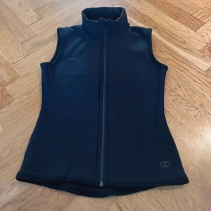 Konståkningsväst Mondor fleece - Konståkningsväst från Mondor. Storlek S. Polartec fleece. Fint skick!