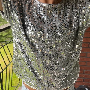 T-SHIRT - Jättefin tröja som tyvärr inte kommer till användning. Den är väl använd och har tappat lite paljetter på framsidan. Den passar mig som som har S. Skriv gärna innan ni klickar på köp nu.