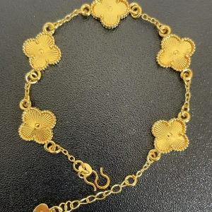 Guld fyrklöver armband  - Helt ny, säljer då den inte kommer till användning💕