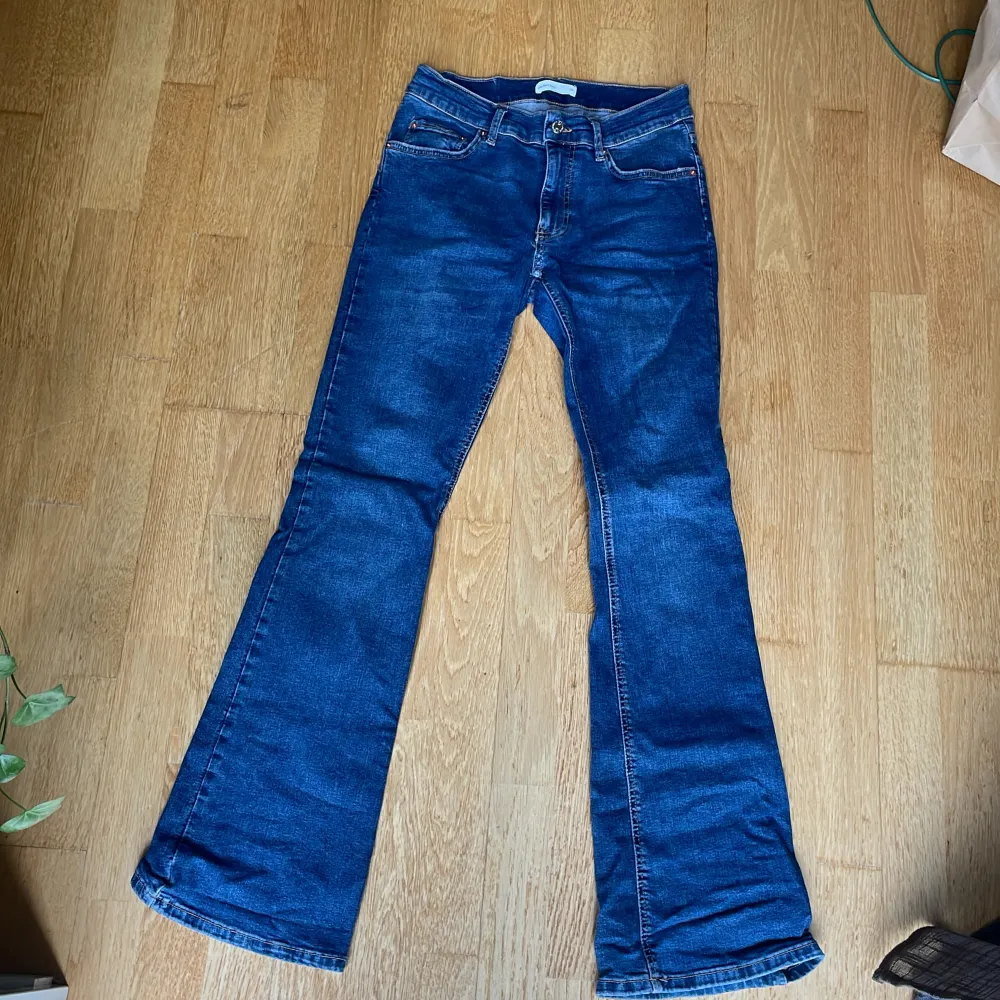 Ett par jeans från Gina i storlek 38 original pris är 500kr. Jeans & Byxor.