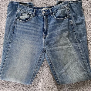 Jeans  - Ett par blåa jeans från STR🤩 helt oanvända! Nypris ca 400kr💗 (Hög midja)