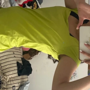 T short grön y2k - Y2k ljusgrön tröja med öppen nacke