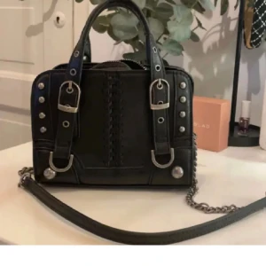 Väska zara - Säljer denna superfina väska från zara pågrund av att den inte kommer till användning 🫶🏻🫶🏻