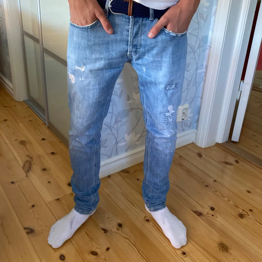 Säljer dessa jeans från dondup i storlek 34. Modellen är cirka 185. Skick på jeansen är grymt bra och finns inget tecken på användning. . Jeans & Byxor.