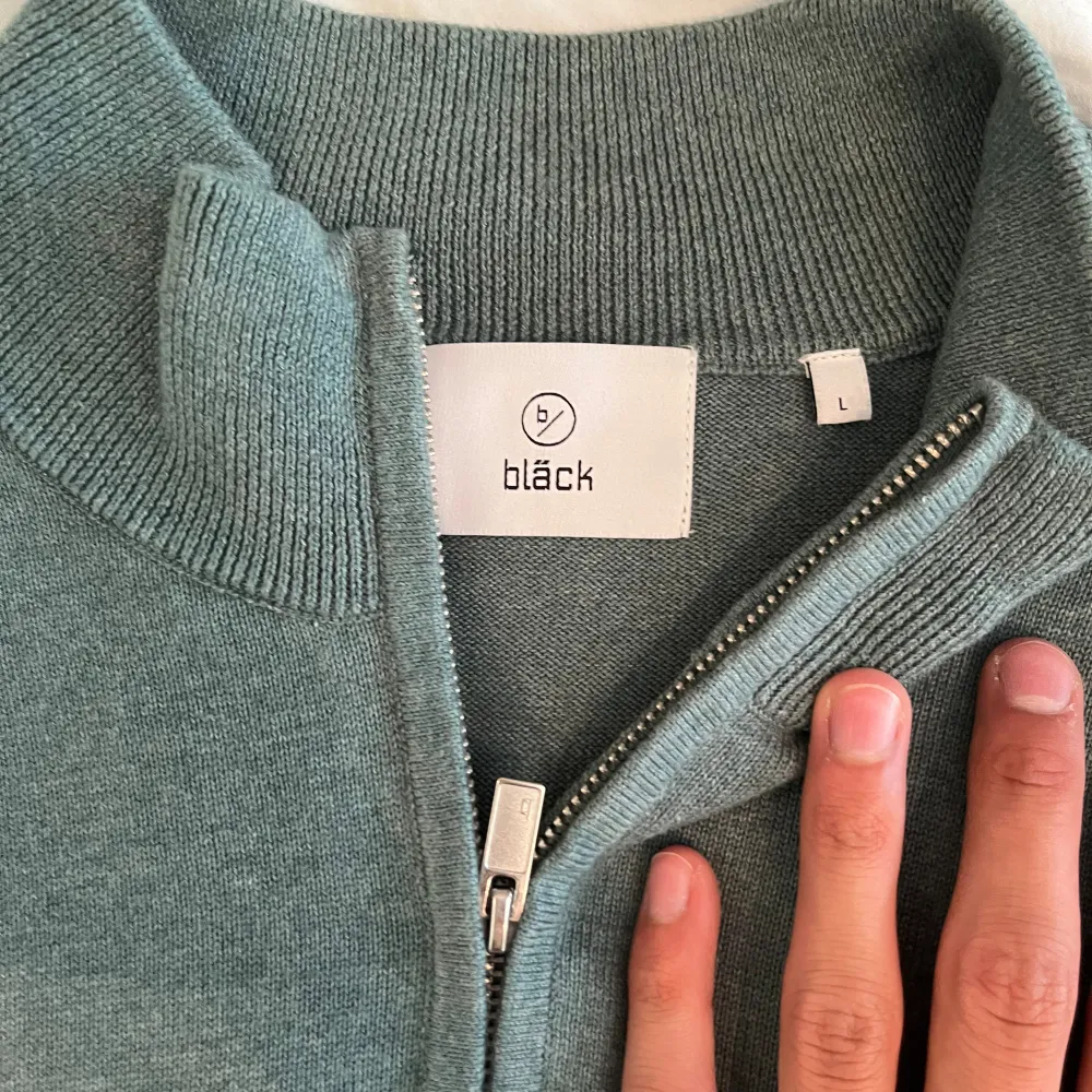 Hej säljer nu denna bläck halfzip som tyvärr inte kommer till användning längre! Storlek L, skick 8/10. Hör av er vid minsta fråga eller fundering!. Tröjor & Koftor.