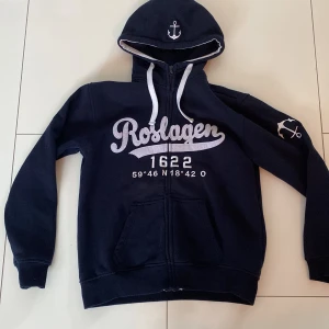 Roslagen hoodie - Roslagen hoodie köpt från inse. Köptes för 2 månader sedan för 699kr. Använts fåtal gånger men inga fläckar eller märken så som Nyskick! Storlek 158-164. Skicka dm vid minsta lilla fundering! Svarar snabbt och effektivt