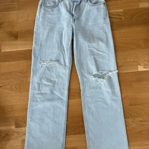 Slitna jeans - Mycket bra skick, knappt använda, köpta från &Other Stories,