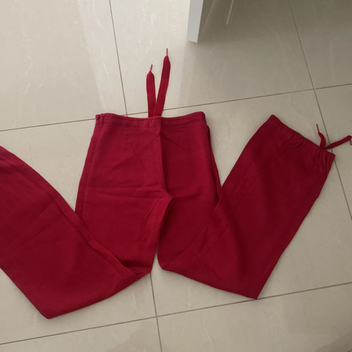 Röda linne byxor