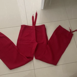 Röda linne byxor - Otroligt snygga röda linne byxor i äkta linne. Jag är 170cm och dessa är helt perfekta. 