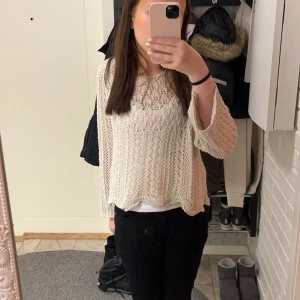 tröja - säljer den här jätte fina tröjan som tyvärr inte kommer till användning, bara använd ungefär 2 gånger❤️ säljer för bra pris❤️ storlek S men passar XS också❤️ kostar egentligen 300 kr❤️