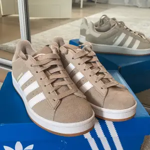 Säljer nu dessa helt nya Adidas campus skorna i storlek 38 2/3! Köpta för 1500 kr men jag säljer för 1199 kr + frakt då dom är helt nya!