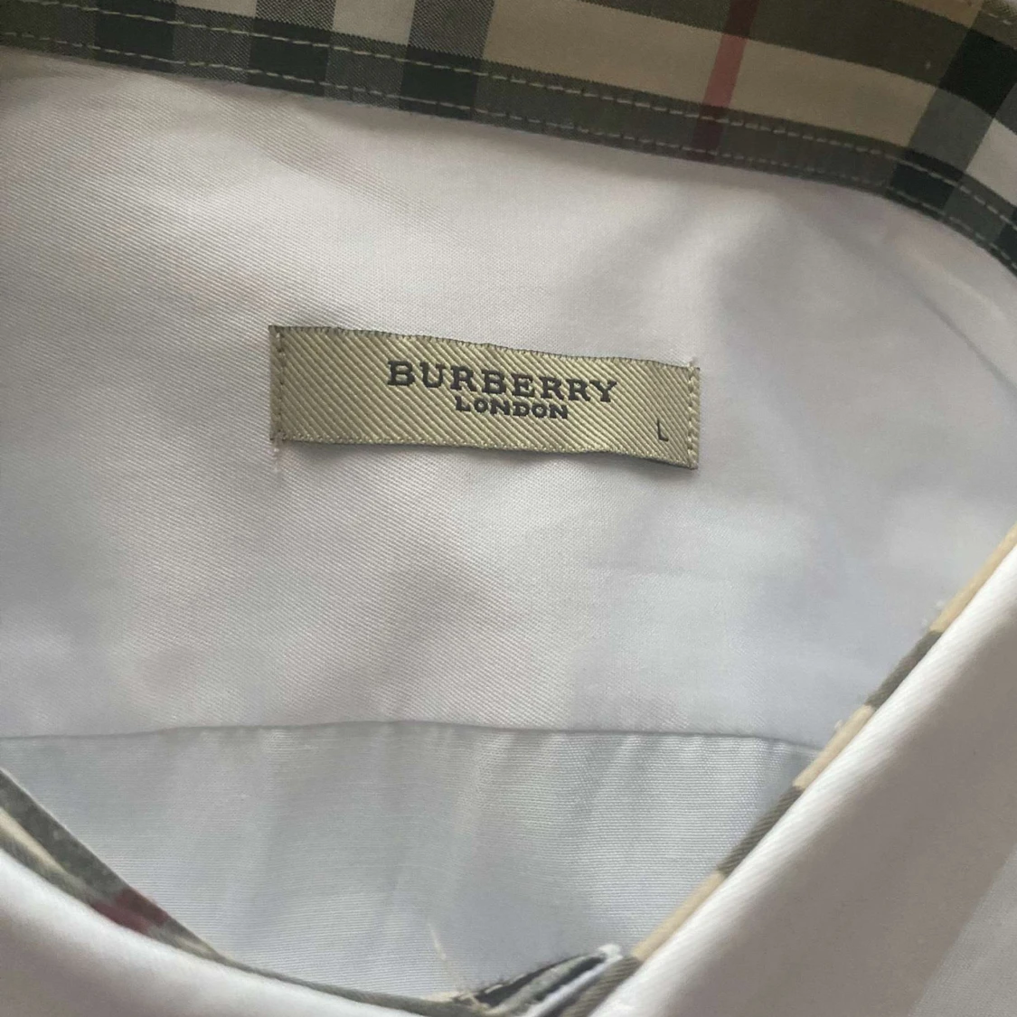 Hej! Säljer Burbery skjorta som är helt ny. Vill inte ha den för att den är för stor och passar inte mig. Priset kan diskuteras vid snabb affär - 90