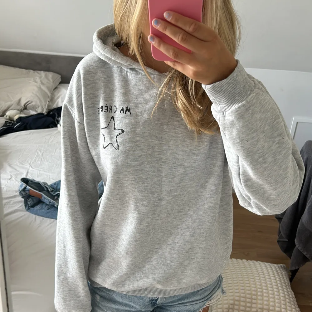 Fin hoodie som inte kommer till användning så mysig att ha på sig, pris kan diskuteras, skriv för frågor💓. Hoodies.