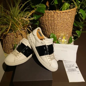 Valentino open (41.5) - Sjysta valentinos i storlek 41.5, men passar upp till 42.5, skicket är 7/10 skulle jag säga, dem är inte som dem vanliga utan har glans på det svarta sträcket likt lanvin cap toe, nypris på dessa ligger på ca 7000kr, äktahetsbevis finns!