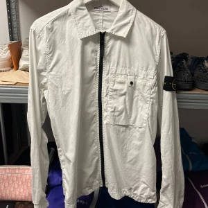 Stone Island Overshirt- White - WTS Stone Island Overshirt- White Storlek: Small Skick: 7/10, se fläck Pris: 2500:-  Vänligen hör av dig vid frågor eller önskemål om mer bilder osv.