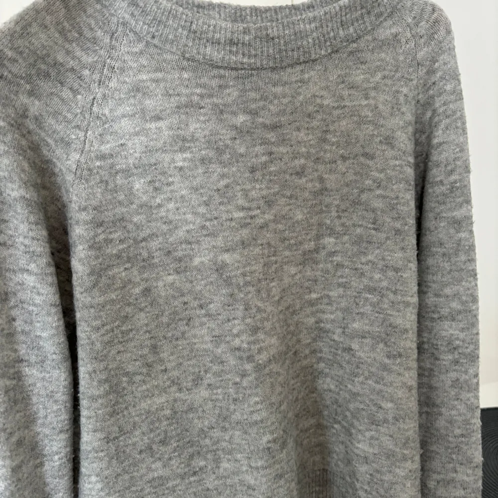 Intressekoll på min gråa stickade tröja från vero moda, storlek XL men är som en s. Neuleet.