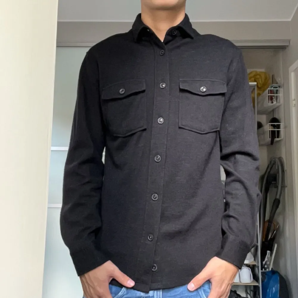 Riktigt fin overshirt från boggi milano. Jättefint Skick 9/10 inga defekter endast lite luddig lätt går bort. Nypris 2000+ mitt pris 549. . Jackor.