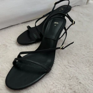 Skor från zara - Jättefina sandaletter från Zara i storlek 38.