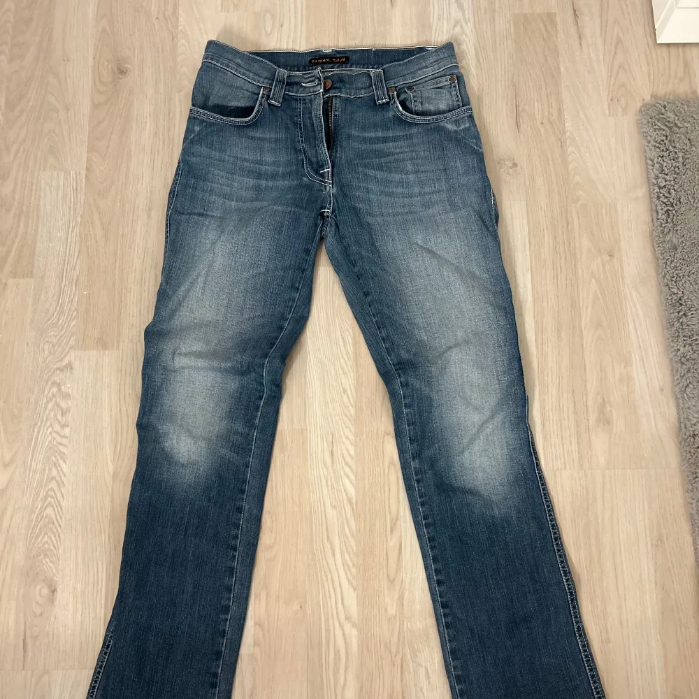 Säljer dessa jeans då dem tyvärr inte passar mig längre. Passar dig som bär storlek 38/36 i jeans🩷. Jeans & Byxor.