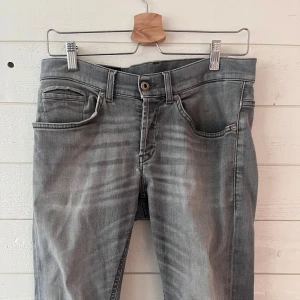 Dondup Jeans - Dessa Dondup byxor i modellen George är riktiga statement-piece!💯Trots lite slitage med fixade hål vid skrevet behåller de fortfarande sin unika look 🔥 Tillverkade i stretch material passar de perfekt för de som föredrar en lite större storlek 🙌🏽🙌🏽