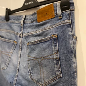 Tiger of Sweden Jeans - Ljusblåa jeans från Tiger of Sweden, storlek L31W32. Sparsamt använd, inga skador.