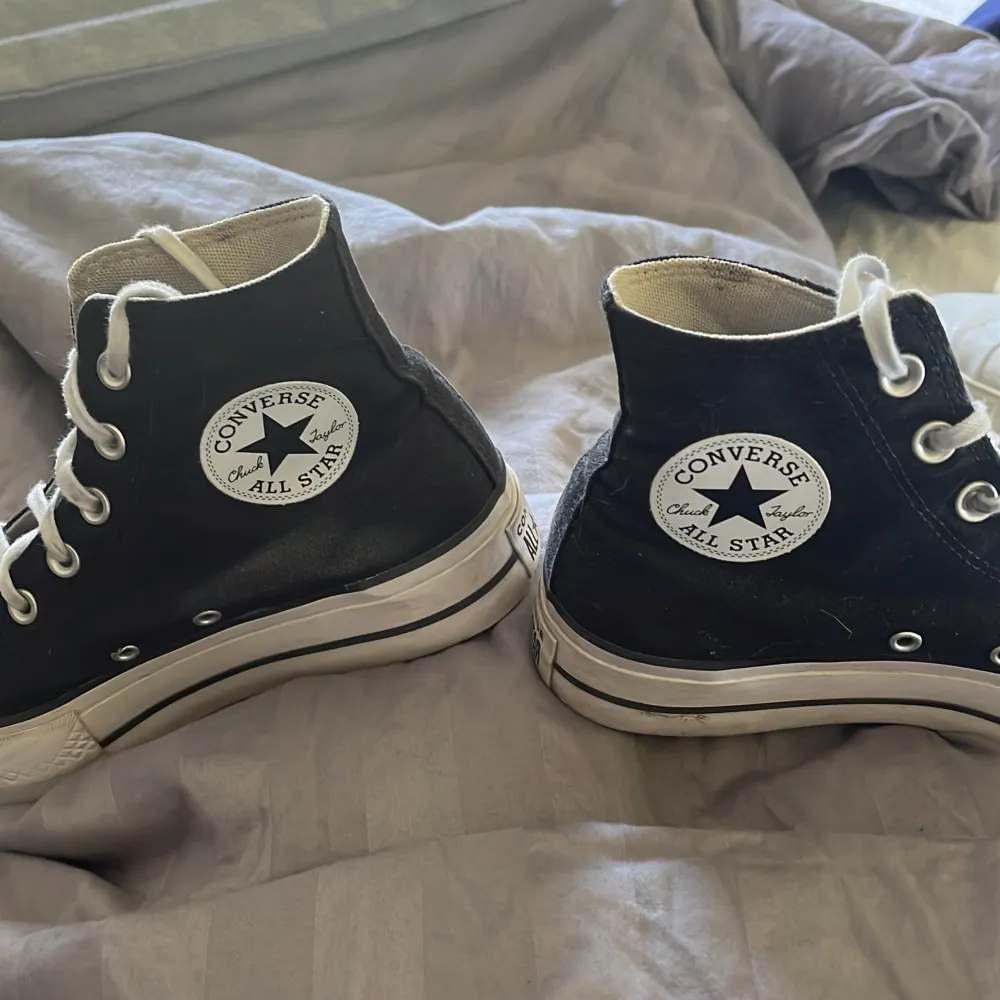 Säljer mina Converse då de aldrig kommer till användning längre❣️Har använts mycket men inga större skador❣️Köptes på zalando för 919kr för ungefär 2 år sen❣️Pris går självklart att diskutera❣️. Kengät.