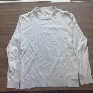 H&M Tröja - Säljer denna feta vit/beiga tröja ifrån Hm. Storleken är S. Finns inga hål eller skador på tröjan, bara lite skrynklor. Hör av dig vid mer frågor.