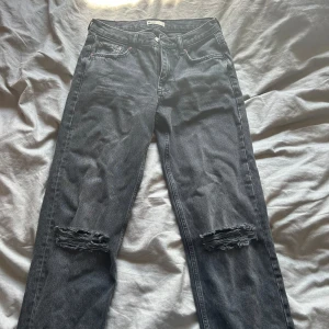 Jeans med hål från gina - Svarta jeans från Gina tricot, storlek 34💞