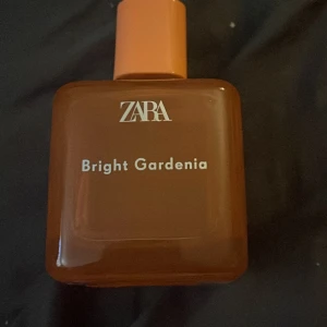 Två parfymer - Två parfymer som luktar så gott men har inte kommit till användning. Den vita är full. Den andra har min mamma använt pytte lite så nästan som ny. Skriv dm om ni är intresserade.